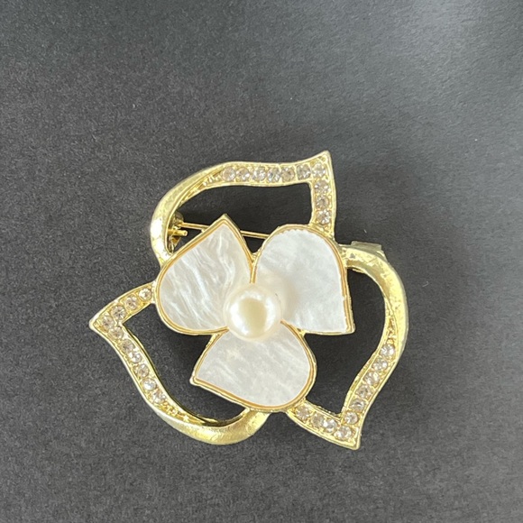 NIB | Handmade | Genuine Freshwater Pearl Pin Brooch - Picture 1 of 2